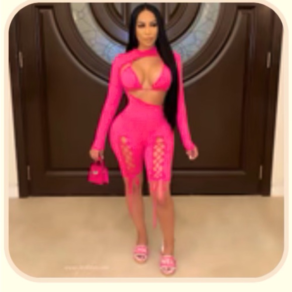 (76)- 💖 MEGAN ROMPER SET PINK 💝 2- Piece!🤯 Large